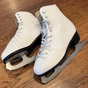 American Athletic White Figure Skates Women’s Size 6